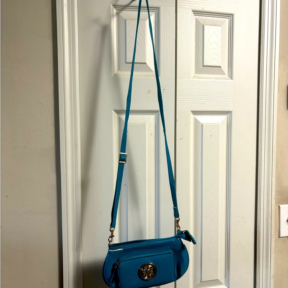 Used cute handbag that is good dress up or just go out and have fun.